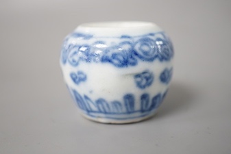 A 19th century Chinese blue and white bird feeder 3cm